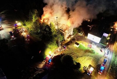 Großbrand in Johanngeorgenstadt: Polizei geht von Brandstiftung aus - Ein leerstehendes Gebäude in Johanngeorgenstadt stand in der Nacht zum Samstag in Vollbrand. Foto: Daniel Unger
