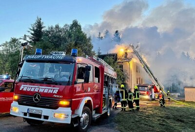 Großbrand in Johanngeorgenstadt: Polizei geht von Brandstiftung aus - Es waren insgesamt 60 Kameraden der Feuerwehr im Einsatz. Foto: Daniel Unger