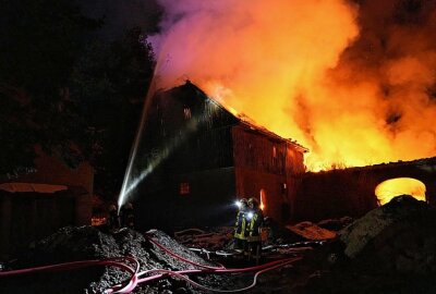 Großbrand in Kohlwesa: Verlassener Hof steht in Flammen - Dachstuhl eines leerstehenden Hofs steht in Flammen. Foto: LausitzNews