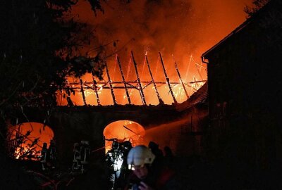 Großbrand in Kohlwesa: Verlassener Hof steht in Flammen - Dachstuhl eines leerstehenden Hofs steht in Flammen. Foto: LausitzNews