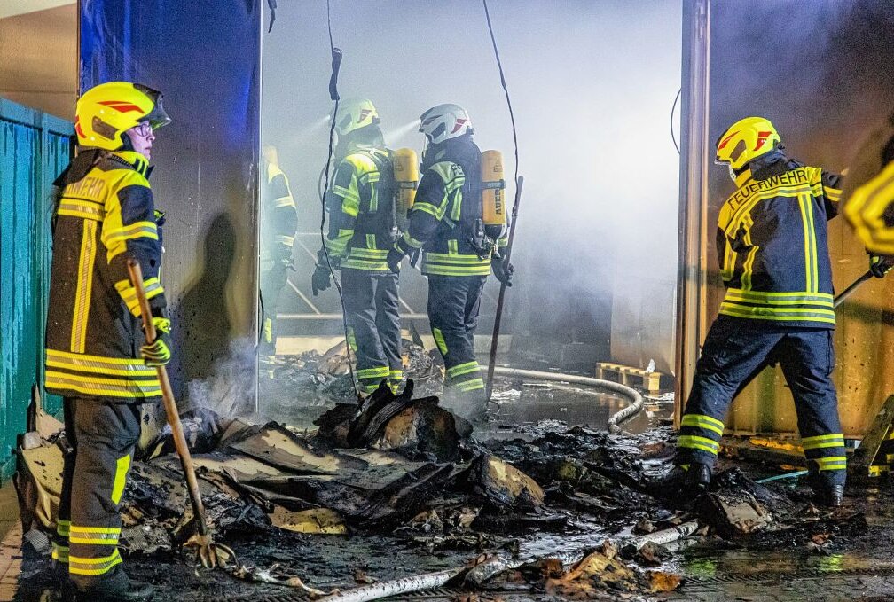 Großbrand in Lugau: Lagerhalle in Flammen droht zu explodieren - Großbrand in Lugau. Foto André März