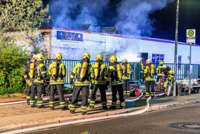 Großbrand in Lugau: Lagerhalle in Flammen droht zu explodieren - Lagerhalle von Medizin- und Pyrotechnik in Vollbrand. Foto: André März