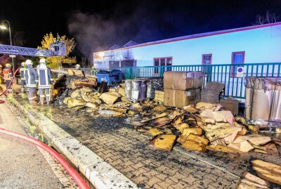 Großbrand in Lugau: Lagerhalle in Flammen droht zu explodieren - Zahlreiches Verpackungsmaterial musste mühevoll heraus geschafft und abgelöscht werden. Foto: André März