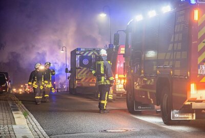 Großbrand in Lugau: Lagerhalle in Flammen droht zu explodieren - Feuerwehr im Großeinsatz. Foto: André März