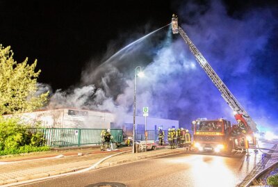 Großbrand in Lugau: Lagerhalle in Flammen droht zu explodieren - Beim Einsatz herrschte eine erhöhte Explosionsgefahr durch Pyrotechnik. Foto:André März