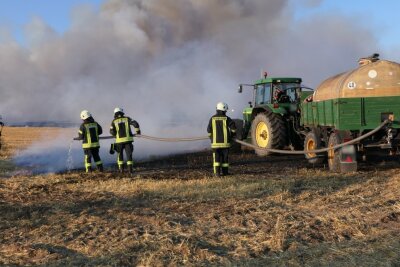 Großbrand in Sachsen: Feld steht in Flammen - Großbrand auf dem Feld. Foto: Sören Müller