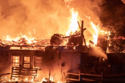 Großbrand in Schlettau: Vierseitenhof geht in Flammen auf - Gegen 2 Uhr nachts standen zwei Scheunen in Schlettau lichterloh in Flammen.