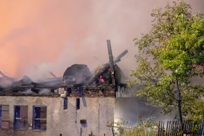 Großbrand in Schlettau: Vierseitenhof geht in Flammen auf - Gegen 2 Uhr nachts standen zwei Scheunen in Schlettau lichterloh in Flammen.