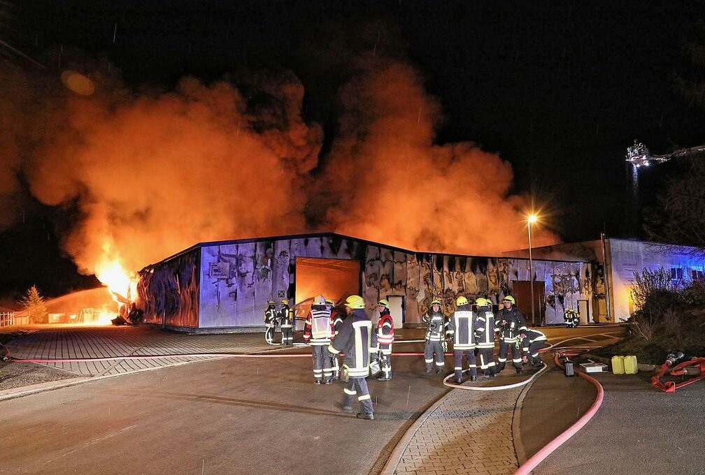 Großbrand: Lagerhalle brennt vollständig nieder - Lagerhalle in Klingenberg brennt vollständig aus. Foto: Roland Halkasch