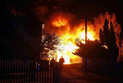 Großbrand sorgt für nächtlichen Einsatz der Feuerwehr - Die Einsatzleitung erhöhte die Alarmstufe auf Grossbrand. Foto: Xcitepress