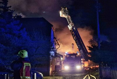 Großbrand sorgt für nächtlichen Einsatz der Feuerwehr - Ein Gebäude, eine Garage, sowie ein angrenzender Schuppen standen in Vollbrand. Foto: Xcitepress