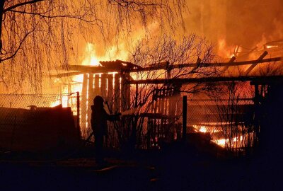 Großbrand sorgt für nächtlichen Einsatz der Feuerwehr - Ein  Gebäude, eine Garage, sowie ein angrenzender Schuppen standen in Vollbrand. Foto: Xcitepress