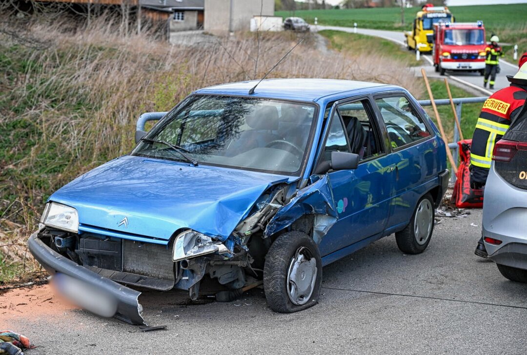 Großdehsa: Pflegerin verletzt nach Auto-Kollision auf enger Brücke - Zu einem Verkehrsunfall kam es am Dienstagnachmittag in Großdehsa. Foto: LausitzNews