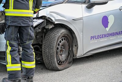 Großdehsa: Pflegerin verletzt nach Auto-Kollision auf enger Brücke - Eine Pflegerin wurde verletzt und musste vom Rettungsdienst versorgt werden. Foto: LausitzNews