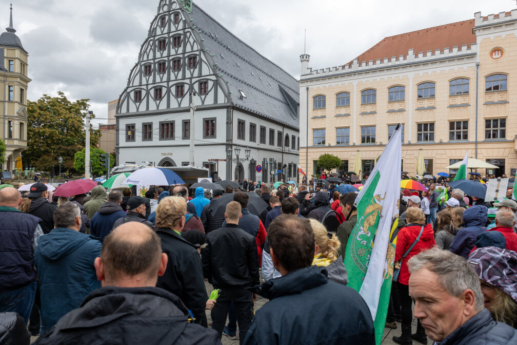 Über 1500 Sachsen sind am Sonntagnachmittag in Zwickau bei einer Großdemo unterwegs.