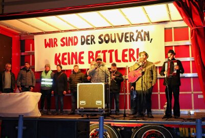 Große Demo im Erzgebirge: "Vertrauen in Regierung verloren" - Die Redner auf der LKW-Bühne brachten ihre Sorgen und Forderungen auf den Punkt. Foto: Ilka Ruck