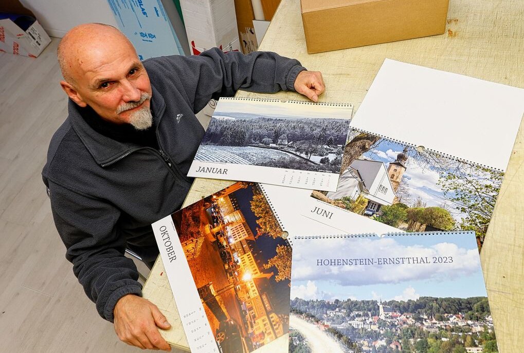 Große Kalendervielfalt aus der Karl-May-Stadt - Andreas Tittmann mit seinen Kalenderfotos. Foto: Markus Pfeifer