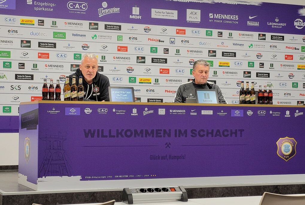 Große Kulisse zum Zweitligaabschied des FCE - Pavel Dotchev in der Pressekonferenz vor dem Heimspiel gegen Werder Bremen. Foto: Katja Lippmann-Wagner