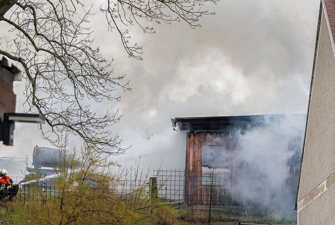 Große Rauchwolke über Crimmitschau: Was ist passiert? - Gegen 13.00 Uhr ist ein Kuhstall in Langenreinsdorf abgebrannt. Foto: Andreas Kretschel