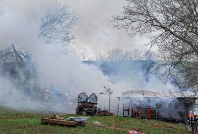 Große Rauchwolke über Crimmitschau: Was ist passiert? - Gegen 13.00 Uhr ist ein Kuhstall in Langenreinsdorf abgebrannt. Foto: Andreas Kretschel