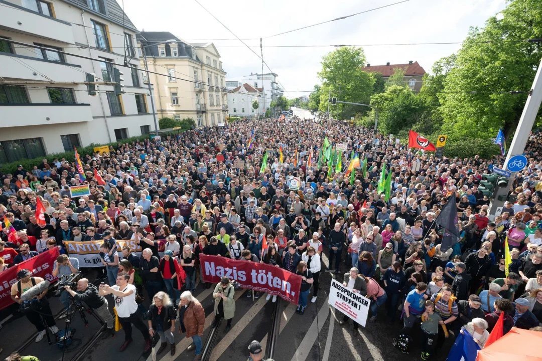 Große Resonanz auf "Striesener Erklärung" gegen Gewalt - Teilnehmer einer Kundgebung anlässlich eines Angriffs auf einen SPD-Politiker stehen auf dem Pohlandplatz.