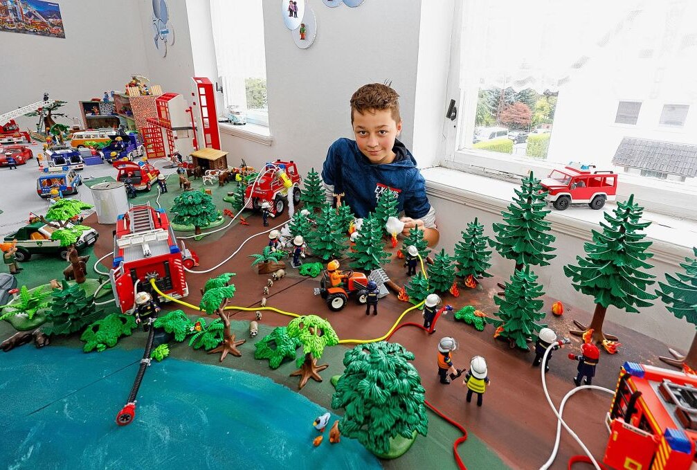 Mikko Nürnberger mit seiner Playmobil-Ausstellung in der Kulturellen Begegnungsstätte. Foto: Markus Pfeifer