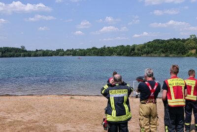 Großeinsatz am Albrechtshainer See: Gasflasche im Wasser - Am Sonntagmittag wurde die Feuerwehr an den Albrechtshainer See gerufen, da ein Badegast einen gelben Gegenstand im Wasser entdeckt hatte. Foto: Sören Müller