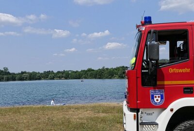 Großeinsatz am Albrechtshainer See: Gasflasche im Wasser - Am Sonntagmittag wurde die Feuerwehr an den Albrechtshainer See gerufen, da ein Badegast einen gelben Gegenstand im Wasser entdeckt hatte. Foto: Sören Müller