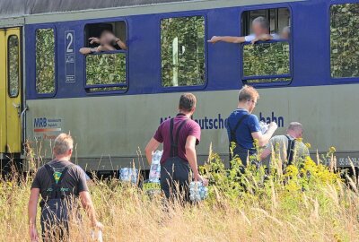 Großeinsatz an der Bahnstrecke Leipzig-Chemnitz - Eine defekte Lok sorgte am Sonntagnachmittag für einen Großeinsatz. Foto: Sören Müller