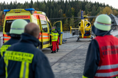 Am Sonntagabend gab es einen Großeinsatz von Rettungskräften und Feuerwehr an der Talsperre Werda im Vogtland. Nach ersten Erkenntnissen stürzte eine Frau beim Klettern vom Poppenstein herunter.