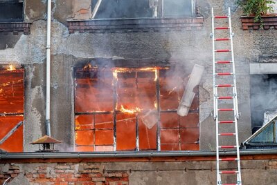 Großeinsatz der Feuerwehr: Altes Industriegebäude steht in Flammen - Großalarm für die Feuerwehr Chemnitz. Ein altes Industriegebäude brannte in voller Ausdehnung. Foto: Harry Härtel