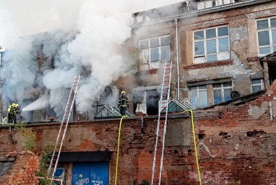 Großeinsatz der Feuerwehr: Altes Industriegebäude steht in Flammen - Großalarm für die Feuerwehr Chemnitz. Ein altes Industriegebäude brannte in voller Ausdehnung. Foto: Harry Härtel