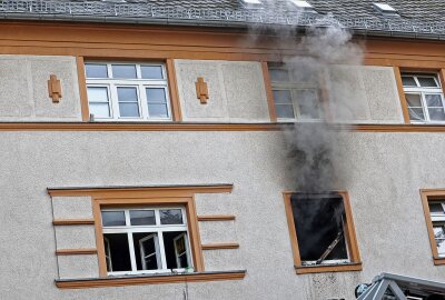 Großeinsatz der Feuerwehr bei Brand in Mehrfamilienhaus - Brand in Mehrfamilienhaus in Glauchau Foto: Andreas Kretschel