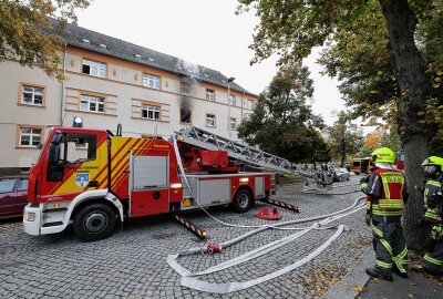 Großeinsatz der Feuerwehr bei Brand in Mehrfamilienhaus - Großeinsatz der Feuerwehr mit 31 Kameraden und 5 Fahrzeugen. Foto: Andreas Kretschel