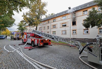 Großeinsatz der Feuerwehr bei Brand in Mehrfamilienhaus - Großeinsatz der Feuerwehr mit 31 Kameraden und 5 Fahrzeugen. Foto: Andreas Kretschel