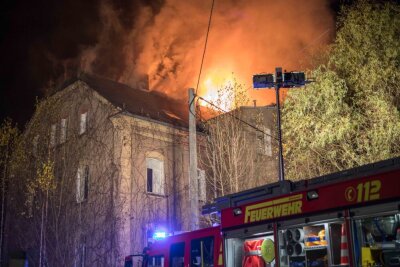 Großeinsatz der Feuerwehr bei Dachstuhlbrand in Falkenau - 