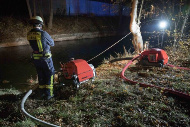 Großeinsatz der Feuerwehr bei Dachstuhlbrand in Falkenau - 