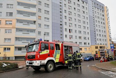 Großeinsatz der Feuerwehr: Brand in Hochhaus in Chemnitz - Brand in Chemnitzer Hochhaus: Feuerwehr rettet eine Person. Foto: Harry Härtel