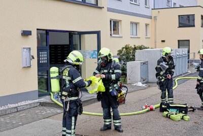 Großeinsatz der Feuerwehr: Brand in Hochhaus in Chemnitz - Brand in Chemnitzer Hochhaus: Feuerwehr rettet eine Person. Foto: Harry Härtel