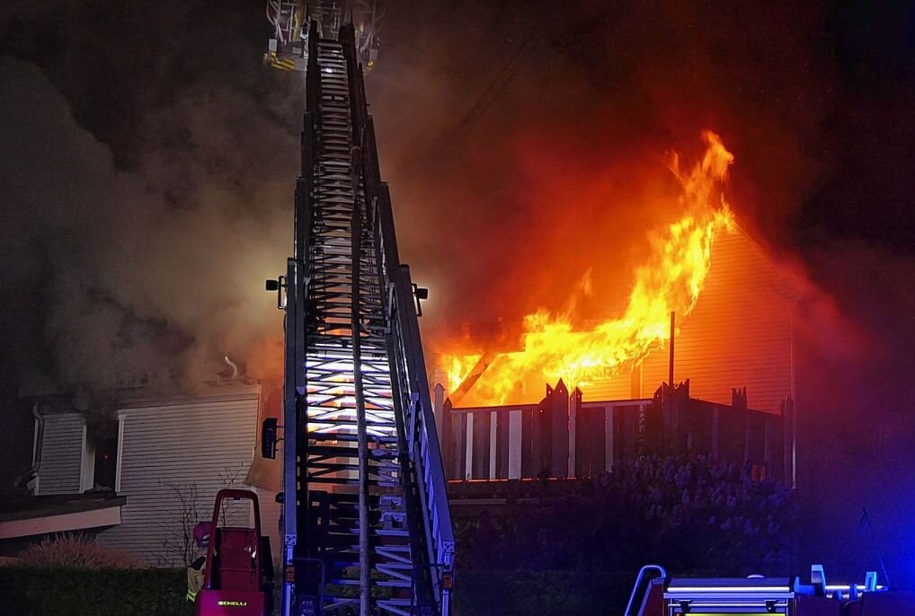 Großeinsatz der Feuerwehr: Dreiseitenhof bei Grimma in Flammen - Auf einem Dreiseitenhof in Döben brach ein Brand aus. Foto: Sören Müller