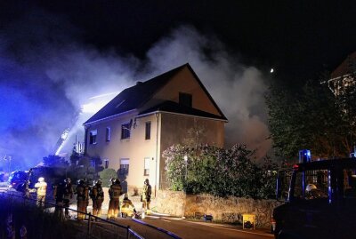 Großeinsatz der Feuerwehr: Dreiseitenhof bei Grimma in Flammen - Auf einem Dreiseitenhof in Döben brach ein Brand aus. Foto: Sören Müller
