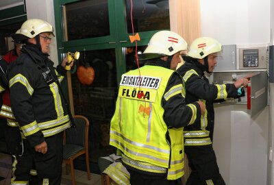 Großeinsatz der Feuerwehr Flöha in der Seniorenresidenz - Zunächst verschafften sich die Einsatzkräfte am Feuerwehrbedienfeld im Eingangsbereich einen ersten Überblick. Foto: Knut Berger