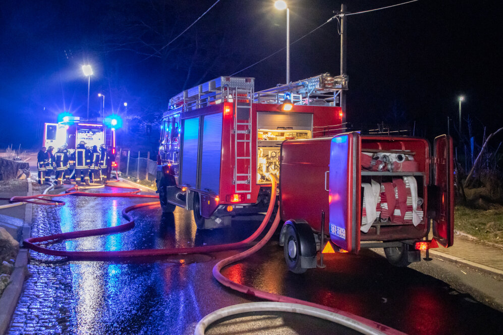 Ein unangemeldetes Lagerfeuer hat am Dienstagabend gegen 20:26 Uhr für einen Großeinsatz der Feuerwehr in Auerbach auf dem Burkhardtsdorfer Weg gesorgt.