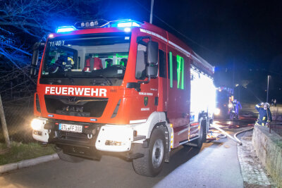 Ein unangemeldetes Lagerfeuer hat am Dienstagabend gegen 20:26 Uhr für einen Großeinsatz der Feuerwehr in Auerbach auf dem Burkhardtsdorfer Weg gesorgt.