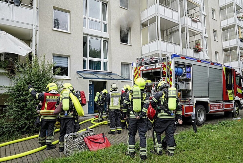 Großeinsatz der Feuerwehr in Chemnitz: Küche steht in Vollbrand - Auf der Parkstraße in Chemnitz steht eine Küche in Vollbrand. Foto: ChemPic