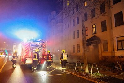 Großeinsatz der Feuerwehr in Chemnitzer Mehrfamilienhaus - Großeinsatz in Chemnitz: 29 Feuerwehrkräfte und Polizei im Einsatz. Foto: Harry Haertel
