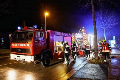 Großeinsatz der Feuerwehr in Chemnitzer Mehrfamilienhaus - Großeinsatz in Chemnitz: 29 Feuerwehrkräfte und Polizei im Einsatz. Foto: Harry Haertel