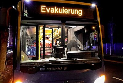 Großeinsatz der Feuerwehr in Chemnitzer Mehrfamilienhaus - Einige Bewohner wurden vorübergehend in einem Bus der CVAG untergebracht. Foto: Harry Haertel