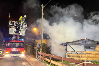 Großeinsatz der Feuerwehr nach Brandstiftung in Bernsbach - 