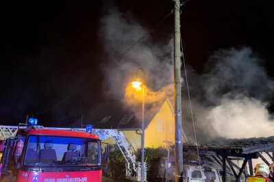 Großeinsatz der Feuerwehr nach Brandstiftung in Bernsbach - Großeinsatz der Feuerwehr in Bernsbach. 